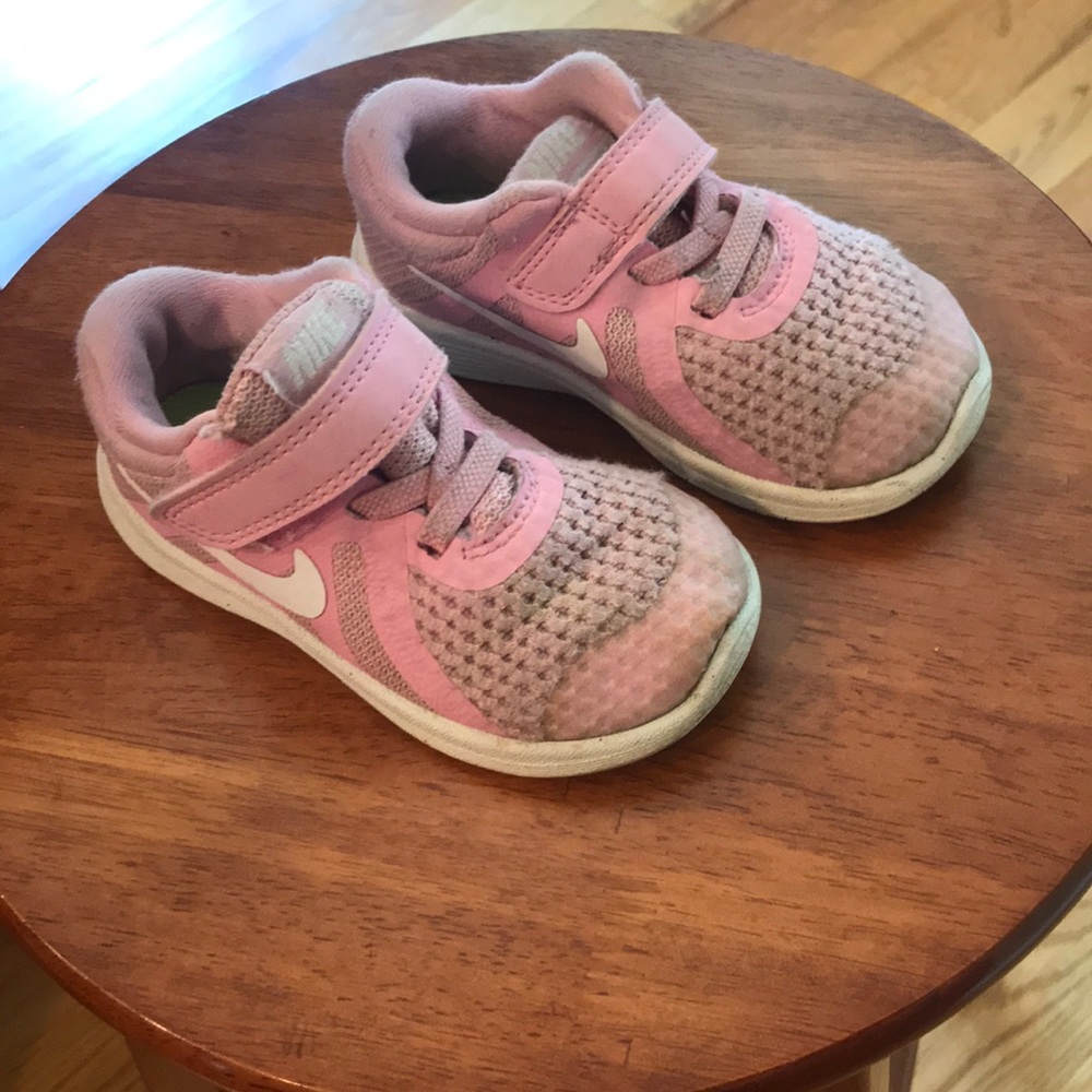Toddler girls Nike sneakers
